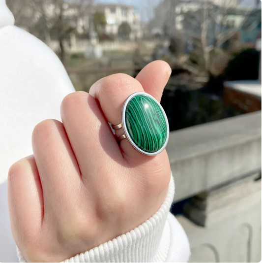 Elegant gemstone ring in classic design - Accessoires